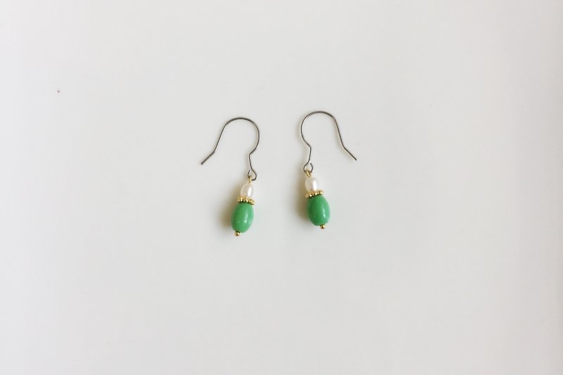 Loving the series grass Woosen brass pearl earrings - Earrings & Clip-ons - Other Metals Green