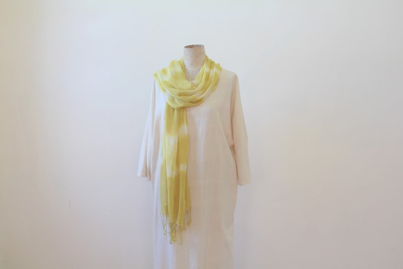 Dyed isvara grass and pure cotton scarf in a pure free country - ผ้าพันคอ - ผ้าฝ้าย/ผ้าลินิน สีเหลือง