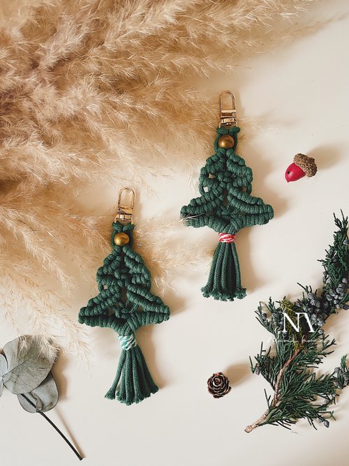 編まれたクリスマスツリーは、クリスマスプレゼント交換用のキー