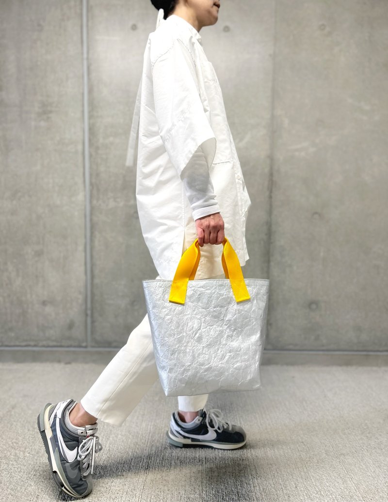 [From Tokyo] Special material ecological tote bag silver x yellow / petit M - กระเป๋าถือ - วัสดุกันนำ้ สีเงิน