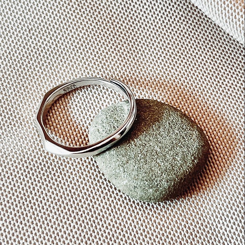 Locus 925 sterling silver ring (asymmetrical curve bevel cut bright surface) comfortable to wear - แหวนทั่วไป - เงินแท้ สีเงิน