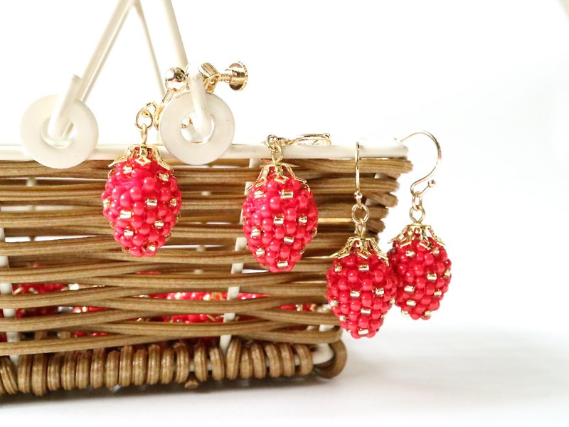 Strawberry Earrings Amai Strawberry Sweet Strawberries Strawberry Strawberry Wild Strawberry Mini Small Small Small Red Cute 3D Seed Beads - ต่างหู - แก้ว สีแดง