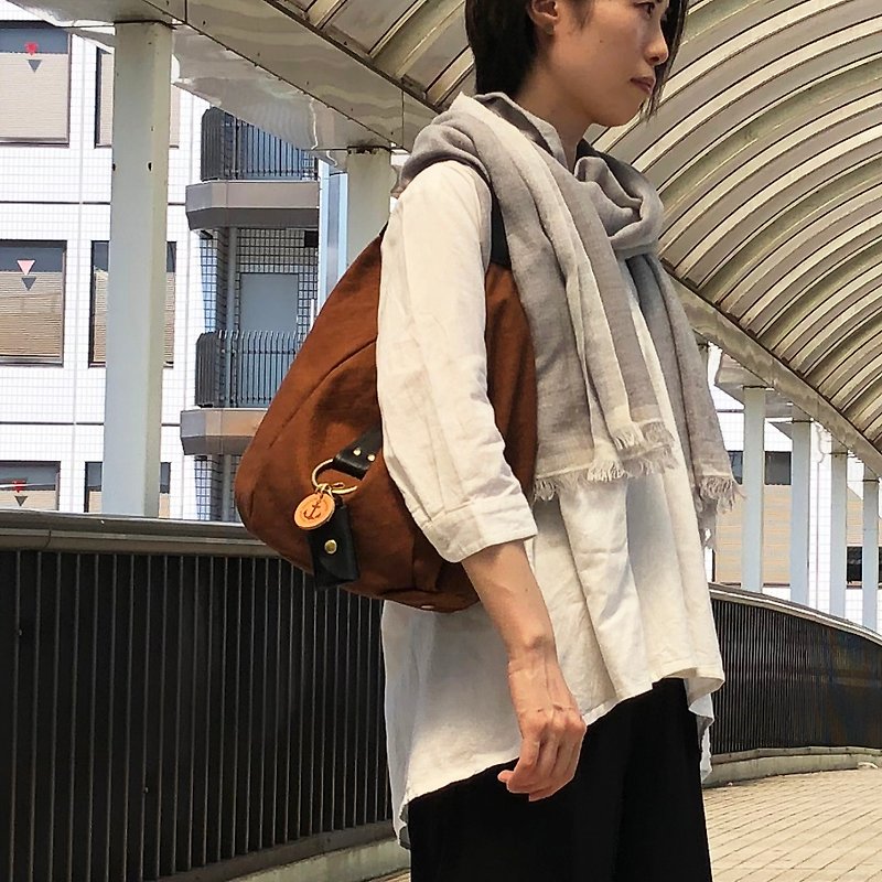 polta-mini Kakishibu Kakishibu dyed canvas x leather bag - Messenger Bags & Sling Bags - Cotton & Hemp Brown