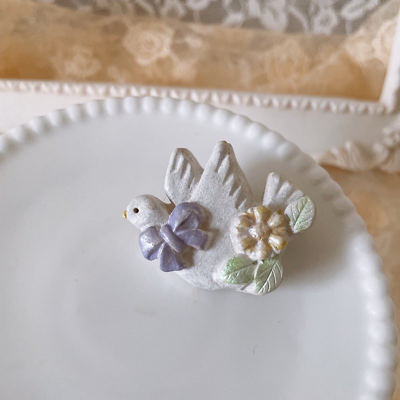 COLORFUL BROACH OF WHITE BIRD - Brooches - Pottery White