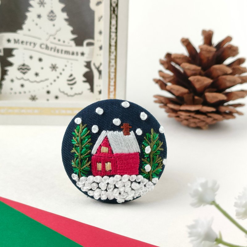 White Christmas Night Embroidered Brooch - เข็มกลัด - ผ้าฝ้าย/ผ้าลินิน สีแดง