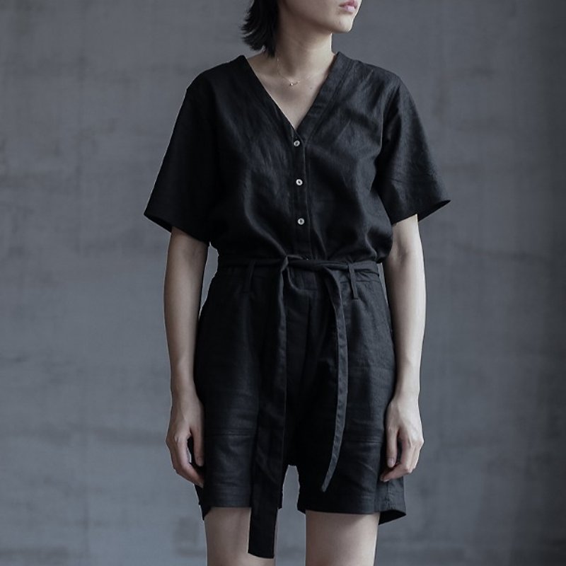 This issue of the favorite black linen Siamese shorts V-neck tie with long legs and less meat artifact manufacturing machine - จัมพ์สูท - ผ้าฝ้าย/ผ้าลินิน สีดำ