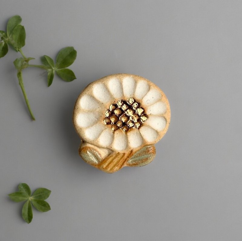 Ceramic brooch small flower lover#2 - เข็มกลัด - ดินเผา ขาว