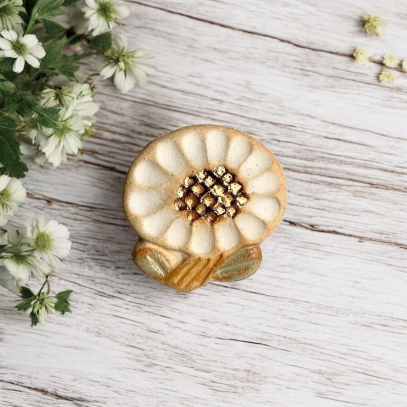 Ceramic brooch small flower lover#2 - เข็มกลัด - ดินเผา ขาว