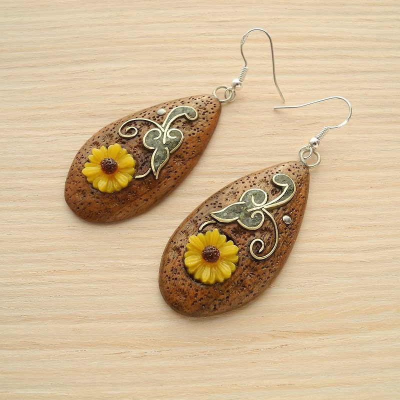 Wooden teardrop earrings with flowers - 耳環/耳夾 - 木頭 多色