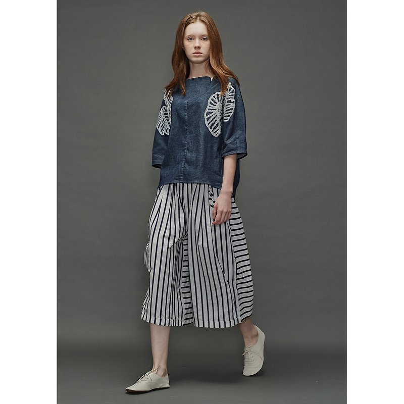 1701B0408 (one word collar embroidered denim jacket) - เสื้อผู้หญิง - ผ้าฝ้าย/ผ้าลินิน สีน้ำเงิน