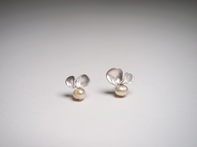 【客製化禮物】Plant系列 #a166 花瓣珍珠耳環 - 耳環/耳夾 - 銀 銀色