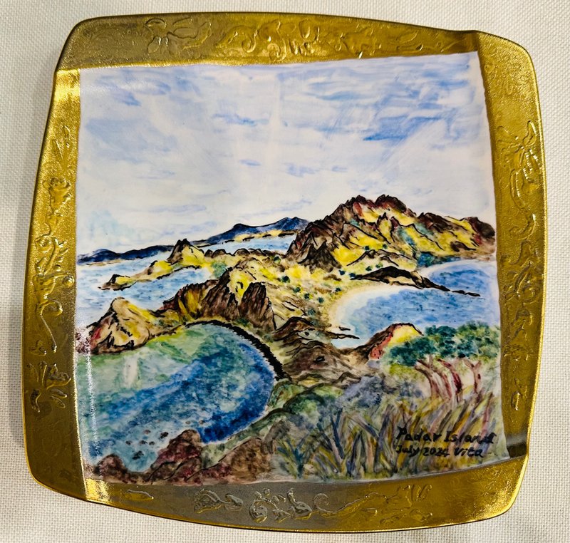 Engraved gold colored porcelain plate Padar Island - Items for Display - Pottery 