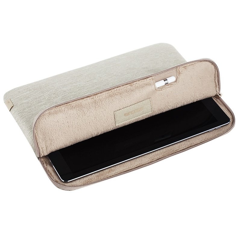 [INCASE] Slim Sleeve iPad Pro 10.5 吋 shockproof package with pen slot (khaki) - Tablet & Laptop Cases - Other Materials Khaki