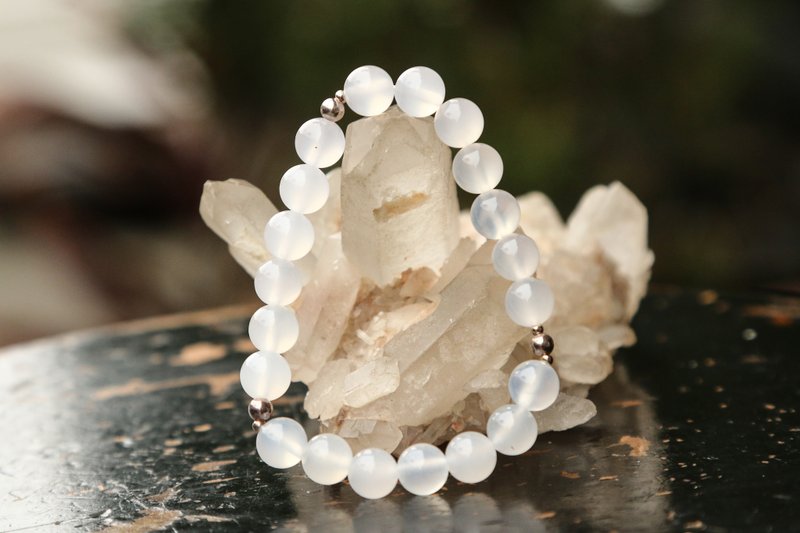 【Series of Bracele】8.3mm White agate beads bracelet with silver - Bracelets - Gemstone White