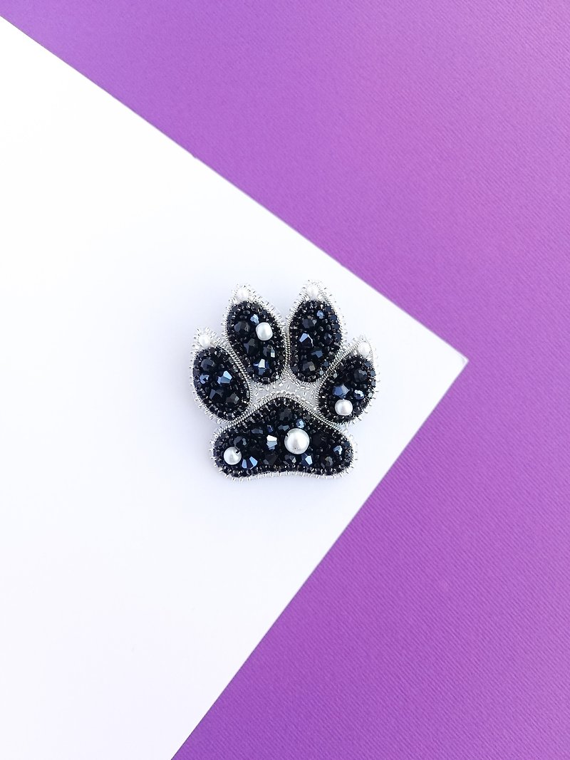 Embroidered dog paw brooch - Brooches - Other Materials Black
