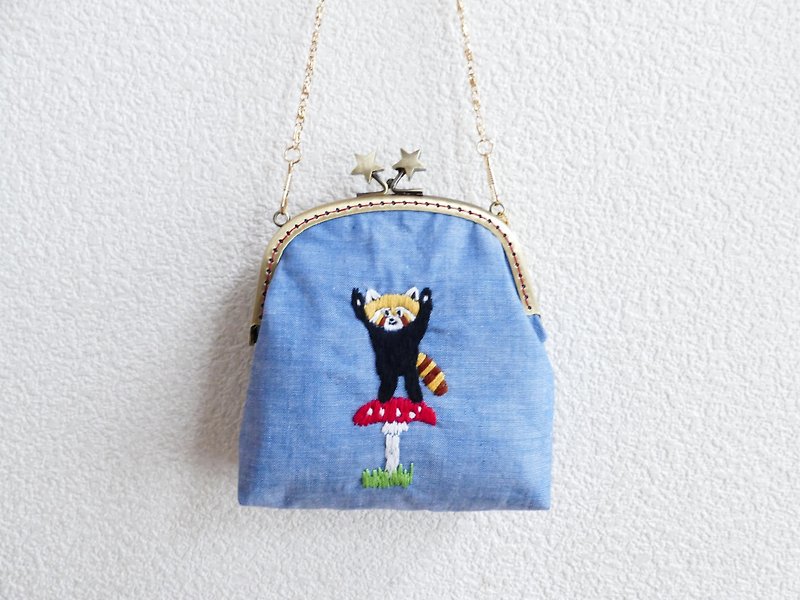 Embroidered Gamaguchi handbag Menacing red panda on mushrooms - กระเป๋าถือ - ผ้าฝ้าย/ผ้าลินิน สีน้ำเงิน
