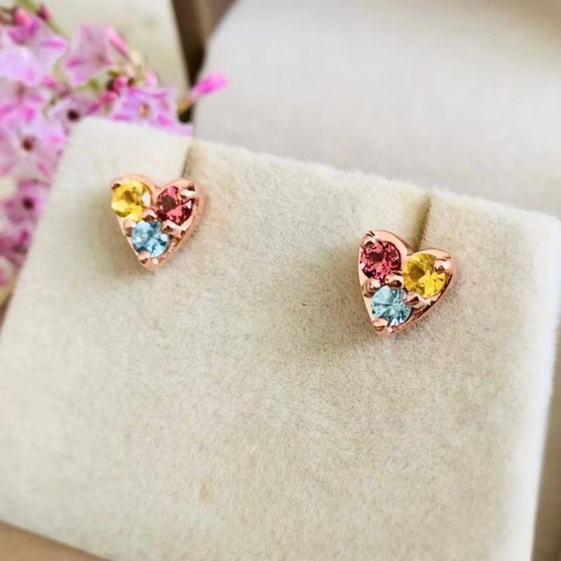 Heart-shaped stud earrings with 3mm round gemstones. - 耳環/耳夾/耳骨夾 - 半寶石 多色
