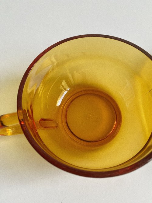 琥珀色ガラスカップ 青色持ち手付き 吹きガラス ボタン模様 中古