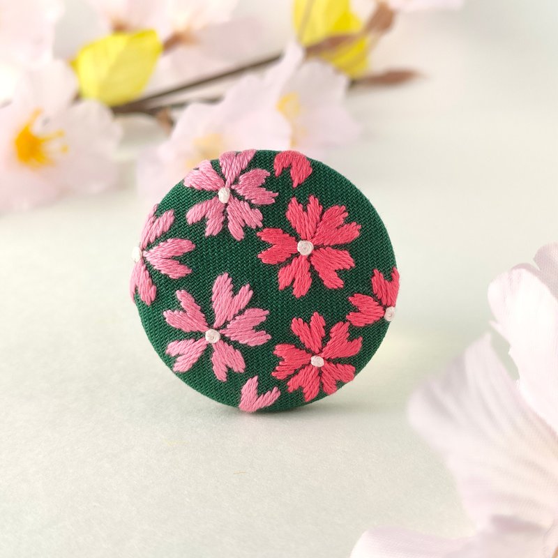 Primrose embroidered brooch - เข็มกลัด - ผ้าฝ้าย/ผ้าลินิน สึชมพู