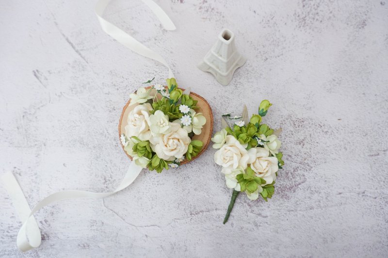 Elegant ivory and green corsage, wedding floral accessories, prom, boutonniere - 胸花/手腕花 - 紙 綠色