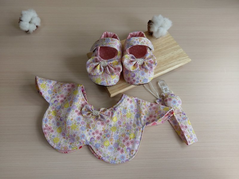 キスの赤ちゃんの小さな花出生セレモニー（3セット） - 蝶の花の幼児の靴ベビービブ+ +バニラおしゃぶりチェーン - スタイ - コットン・麻 ピンク