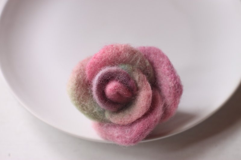 Hand-dyed wool pink, pink purple, pink green gradient realistic gradient rose brooch to be customized - Brooches - Wool Pink