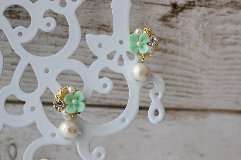 Yotsuba's clover and bijou and cotton pearl earrings - Earrings & Clip-ons - Clay Green