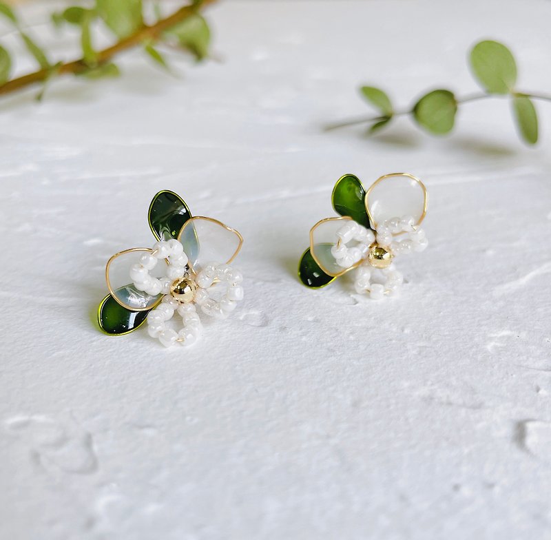 White gardenia handmade three-dimensional crystal flower earrings painless Clip-On UV jewelry Mother's Day gift - ต่างหู - เรซิน ขาว