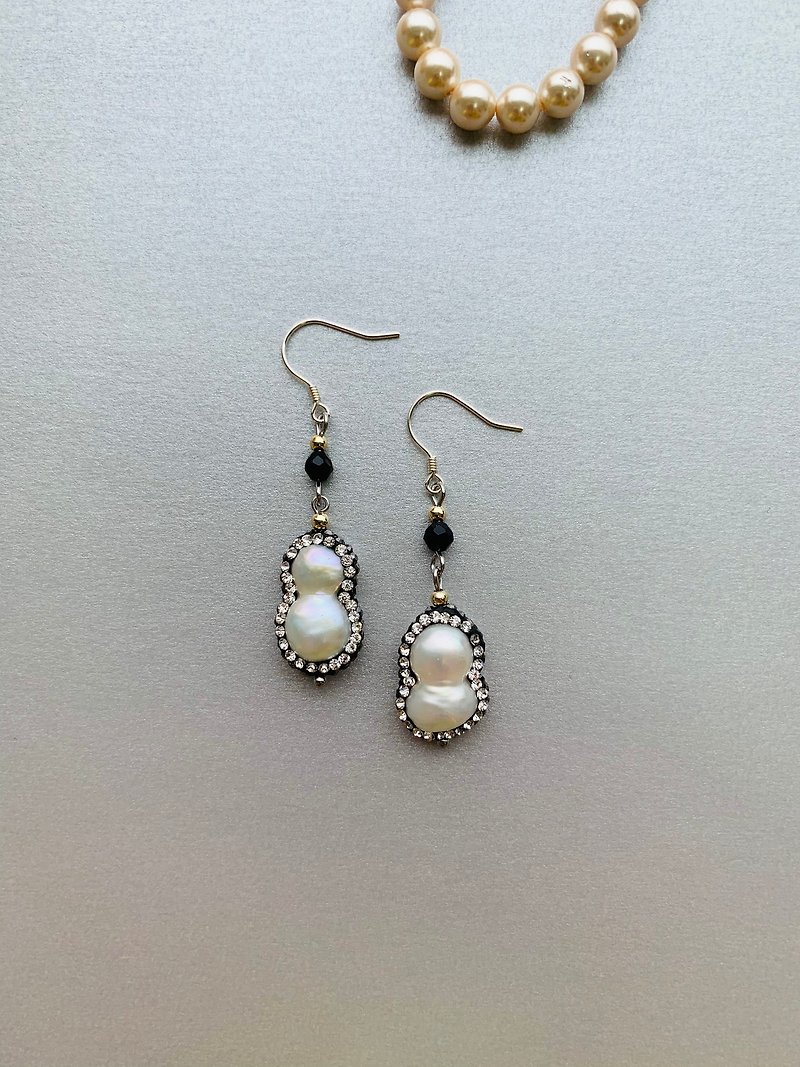Freshwater pearl inlaid with crystal diamonds, black agate, 925 white fungus hook (double bead conjoined type) - Earrings & Clip-ons - Pearl White