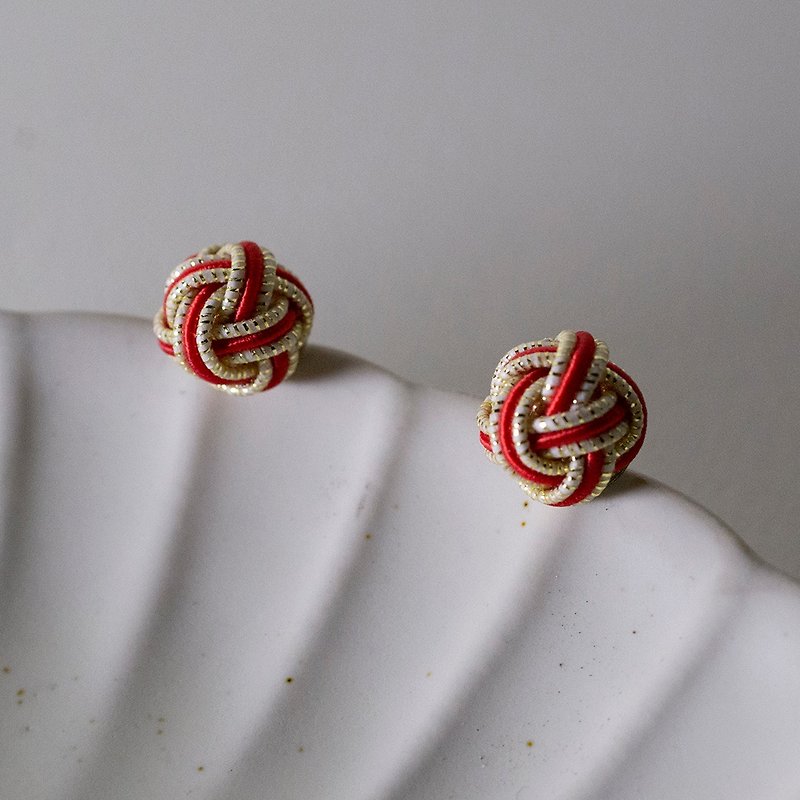 【Veverka】Initial No.6-Mizuhiki Earrings Yuknot Braided Mizuhiki Marquetry - Earrings & Clip-ons - Paper Red