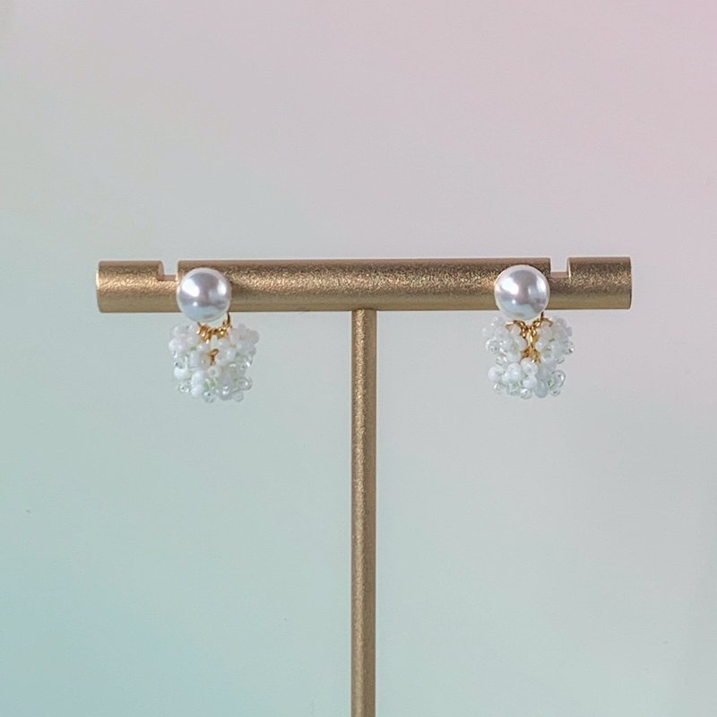 一粒パールとシロツメクサのブーケピアス (小)【金具 ゴールド】 - 耳環/耳夾/耳骨夾 - 其他金屬 金色