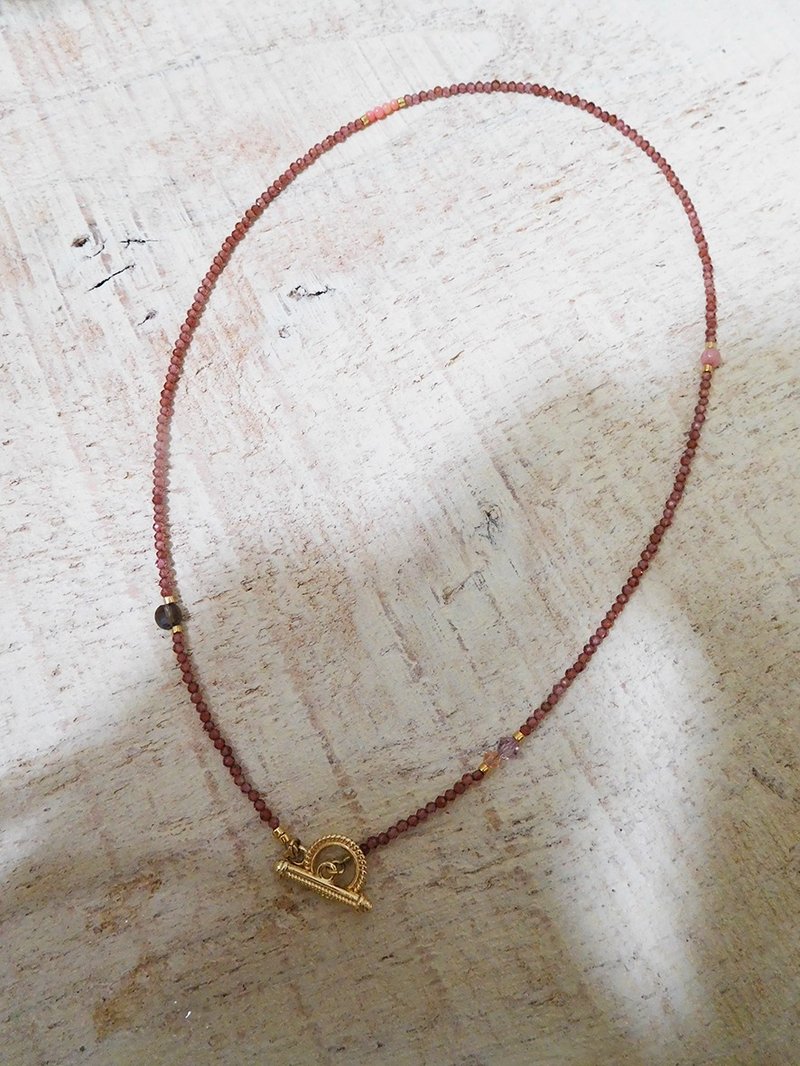 Mini Light Garnet Necklace with OT Clasp - สร้อยคอ - วัสดุอื่นๆ สีทอง