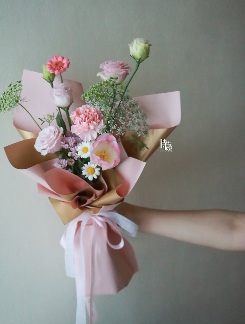 Gentle as You Pink Golden Luxurious Carnation Tulip Flower Bouquet/Taichung area only - ช่อดอกไม้แห้ง - พืช/ดอกไม้ สึชมพู