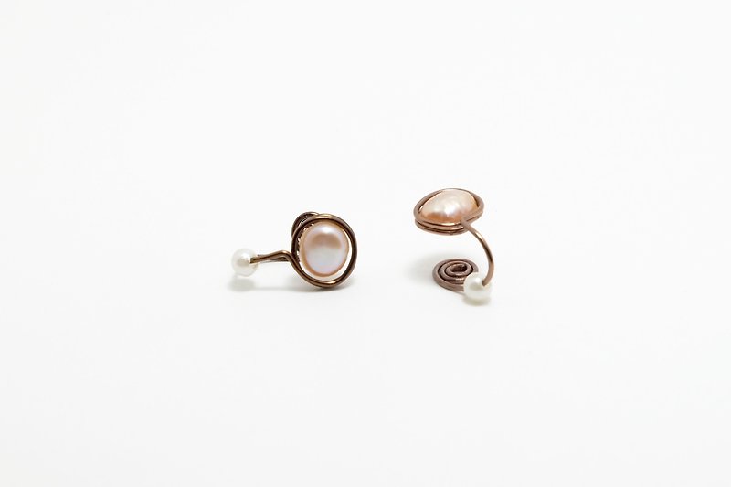 · 手作耳環 · 古典粉珍珠  耳夾式 情人節禮物 - 耳環/耳夾 - 其他金屬 粉紅色
