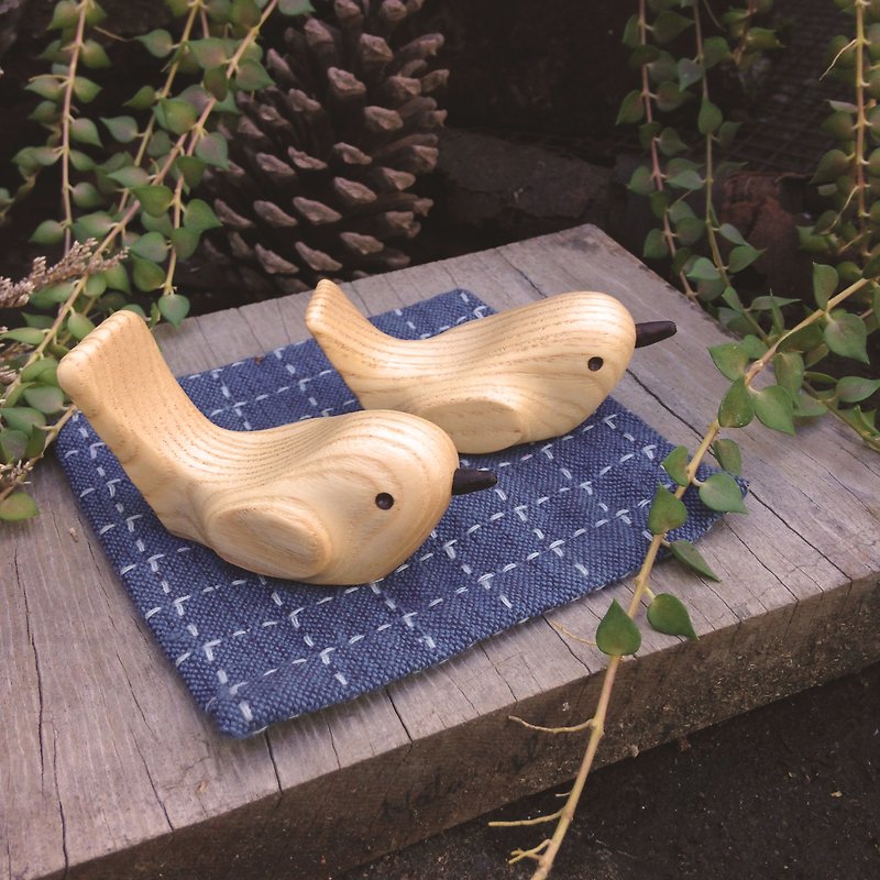 Wooden chopstick rest, pen pillow, small bird Yiren tied happiness to corkwood handmade wood - Items for Display - Wood White