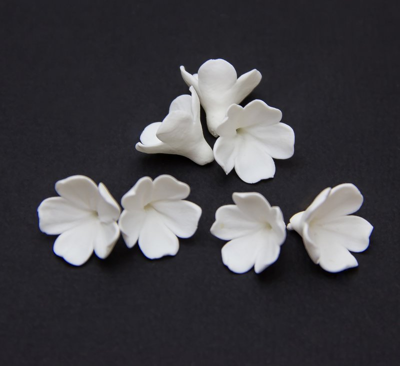 White flower beads clay for making tiaras 1.5 cm, Floral beads making jewelry - 零件/散裝材料/工具 - 塑膠 白色