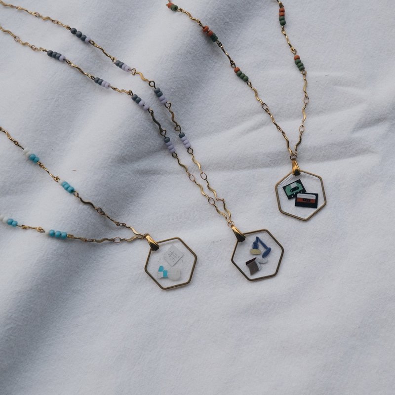 ささやかなものから生まれる、完璧な日常——ネックレス - ネックレス - 銅・真鍮 カーキ