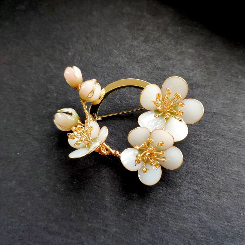 [White Plum Brooch] Plum Blossom Brooch Classic Temperament Elegant Handmade Bronze Resin Brooch - Brooches - Resin White