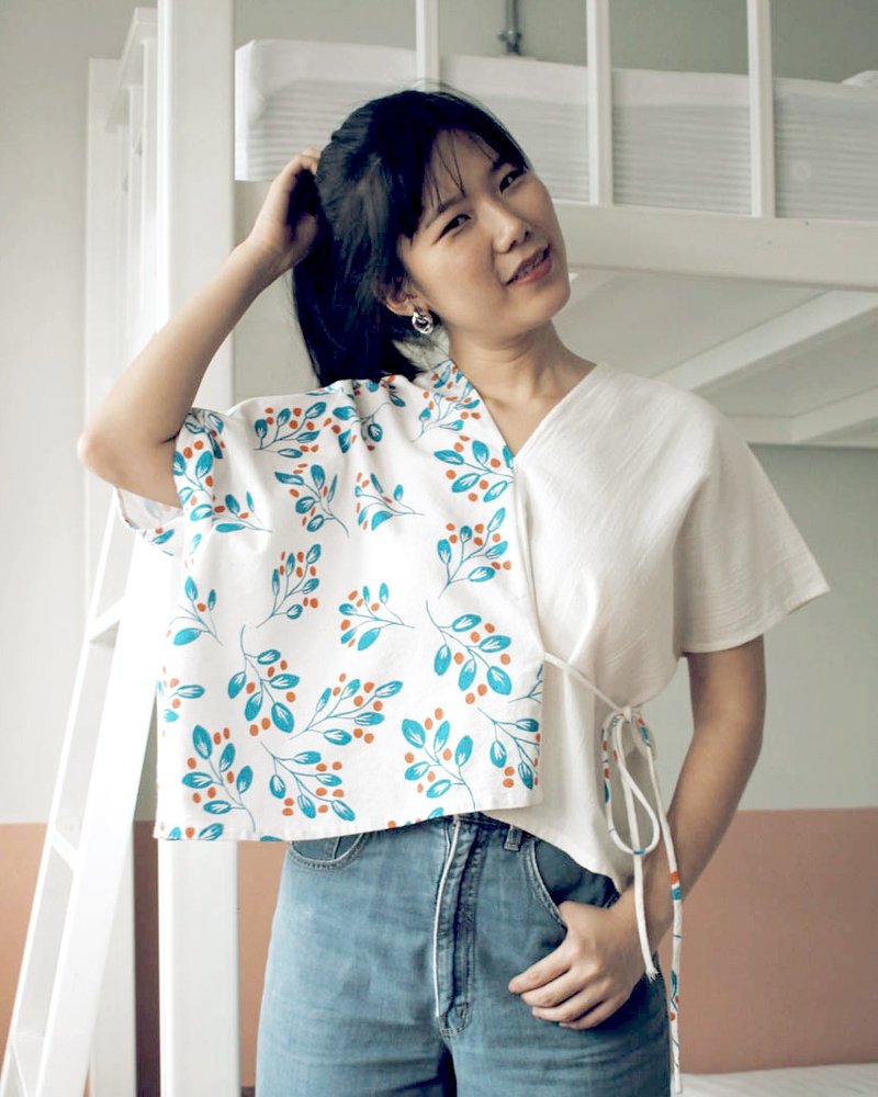 Caren : Asymmetric V-neck Cotton Wrapped Top in Blue & Red Floral Pattern - 女上衣/長袖上衣 - 棉．麻 白色