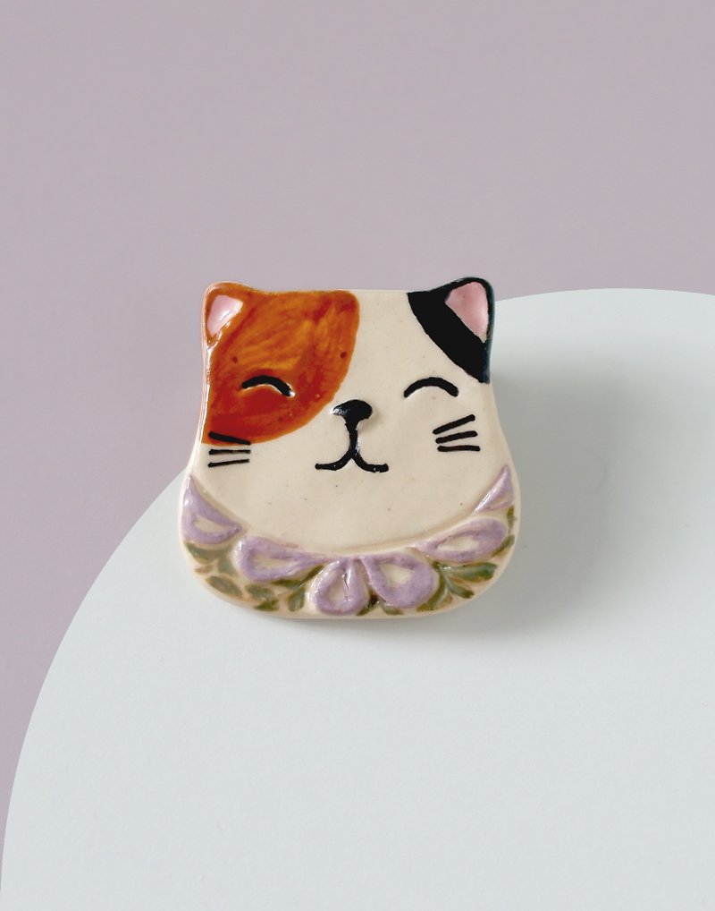 Purr- Cat with Pea flowers  - Brooch of porcelain - 胸針/心口針 - 陶 多色