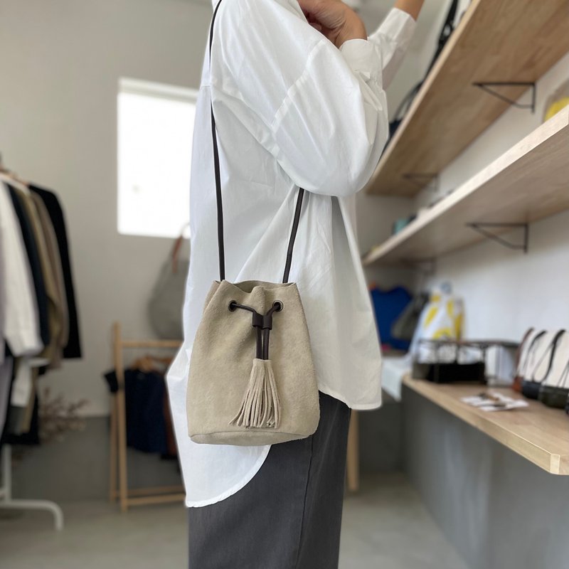 【2025再販】牛床ベロアのタッセル付2WAY巾着バッグ【ビアッカ】 - 化妝包/收納袋 - 真皮 卡其色