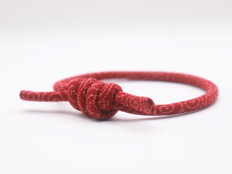 Handmade Japanese Knot Bracelet, Red Chirimen Fabric, Good Luck Charm 桌曆 - Bracelets - Cotton & Hemp Red