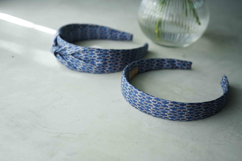 Antique tie transformed into handmade hairband-Hermès chain print-sky blue-bow/narrow version - ที่คาดผม - ผ้าไหม สีน้ำเงิน