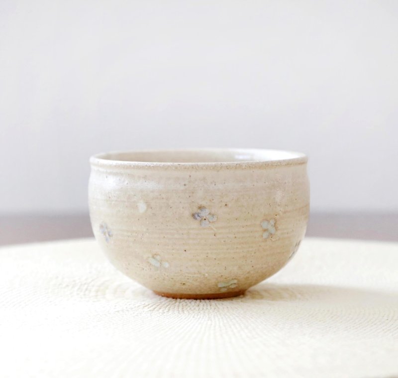 ころんと丸い彫り模様のお湯のみ 紫陽花のイメージ - 碗 - 陶 卡其色