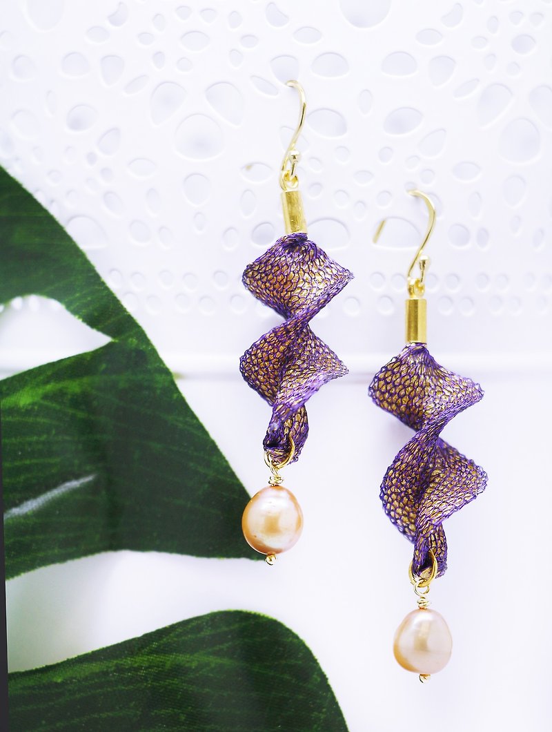 Edith & Jaz • Freshwater Pearl Twist Earrings – Purple Gold Color - ต่างหู - โลหะ สีม่วง