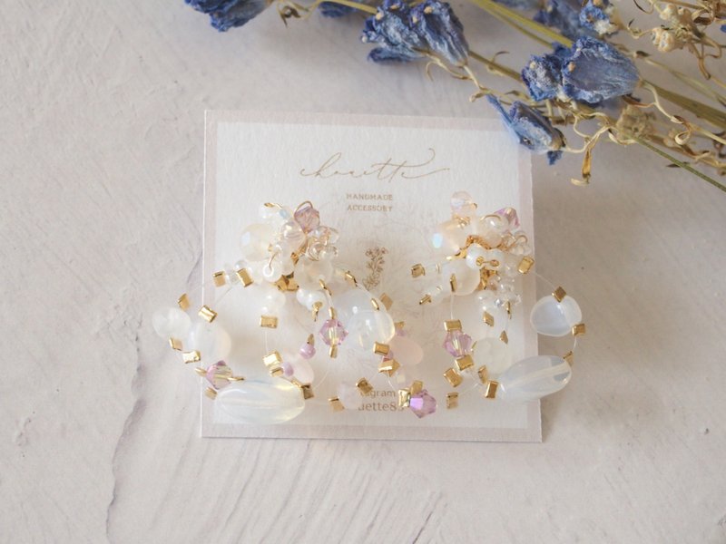 bouquet ピアス/イヤリング(white×pink) - 耳環/耳夾/耳骨夾 - 玻璃 粉紅色