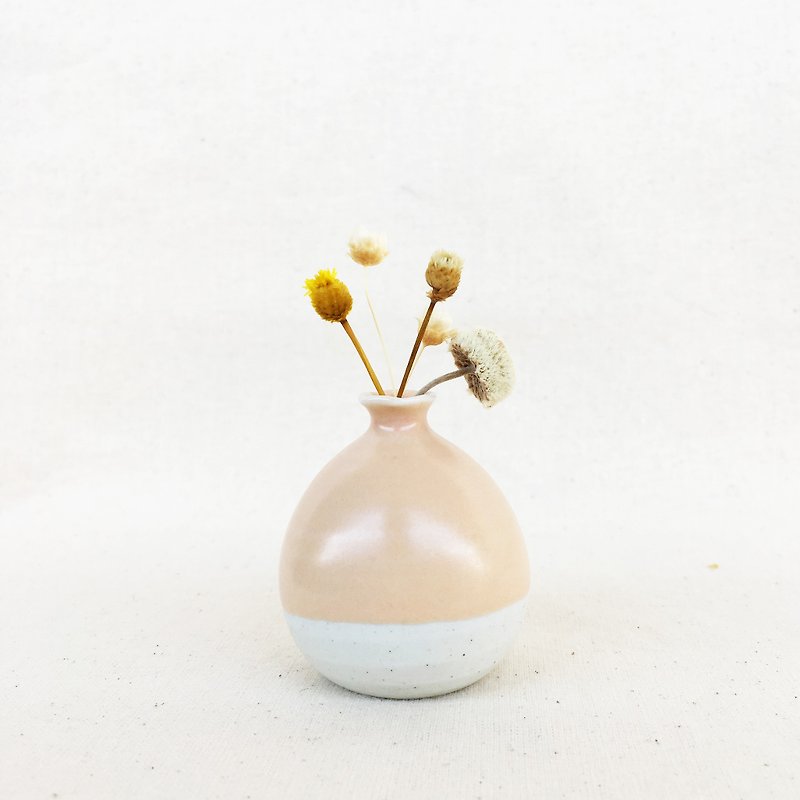Handmade Ceramic Mini Vase - Peach - ตกแต่งต้นไม้ - ดินเผา สีส้ม
