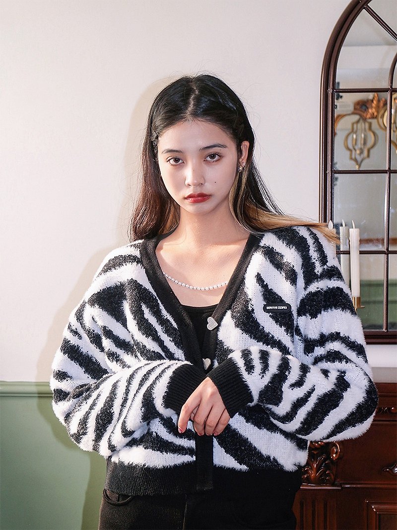 ziziFei retro fashion short black and white zebra pattern knitted cardigan sweater plush jacket jacket female spring and autumn - สเวตเตอร์ผู้หญิง - ไนลอน สีดำ