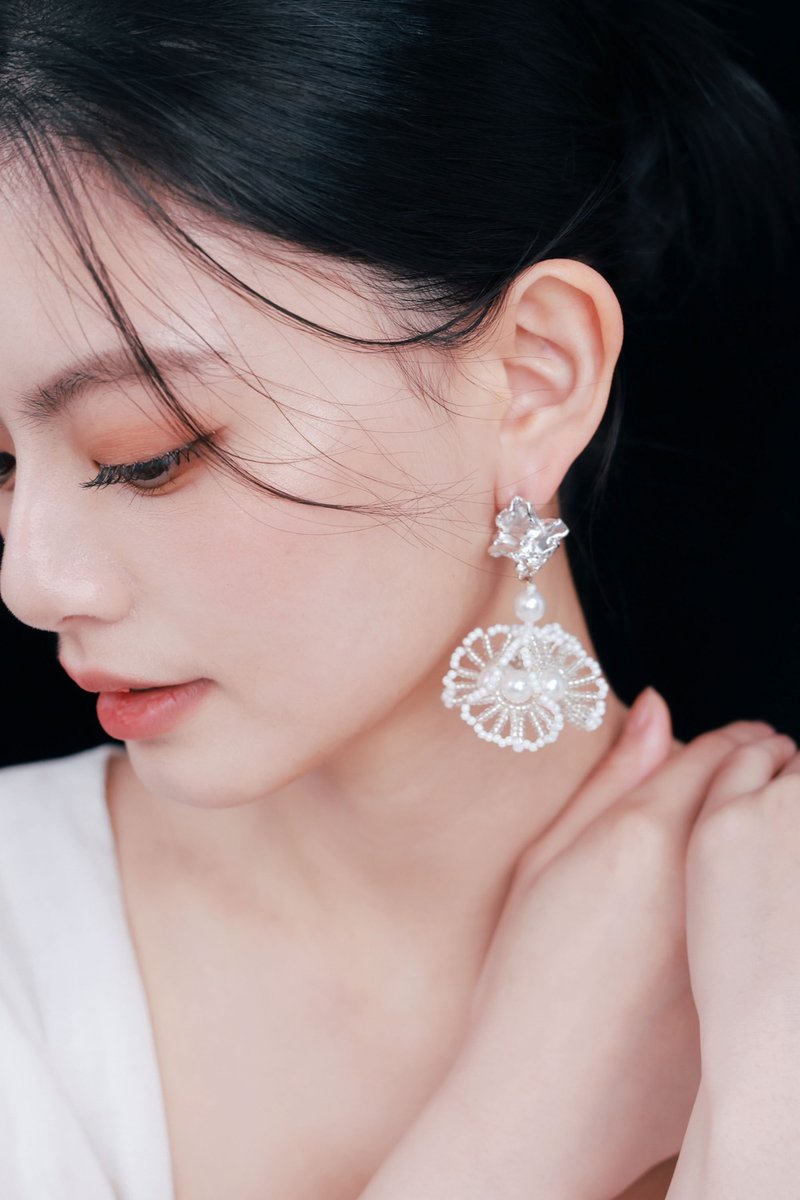 COR-DATE / 銀色系 / 短版雪花微舞耳環 - 耳環/耳夾/耳骨夾 - 其他材質 