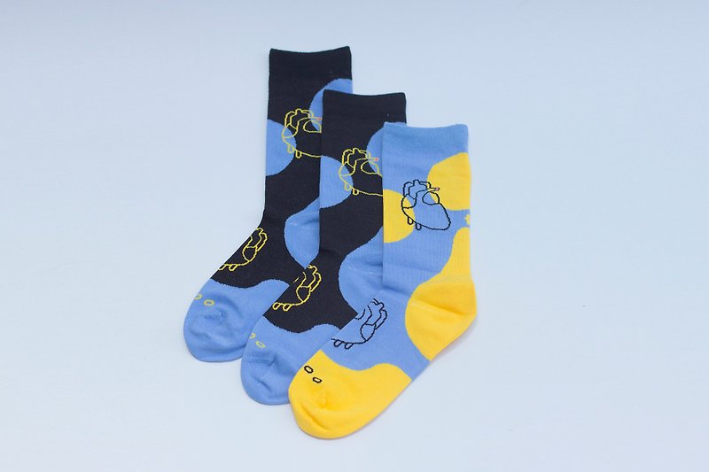 Three Legged Pair - Heart Black Sky Blue Crew Socks - ถุงเท้า - ผ้าฝ้าย/ผ้าลินิน สีดำ